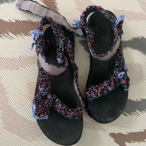 Teva Sandals in the Arizona Love Style - Picture 4 of 6